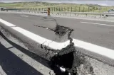 Autostrada A10 Sebeș-Turda cedează din nou. Fisurile se întind pe zeci de metri