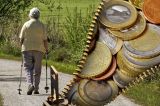 Pensionarii din România, tot mai departe de un trai decent: pensia medie nu acoperă nici necesarul de bază