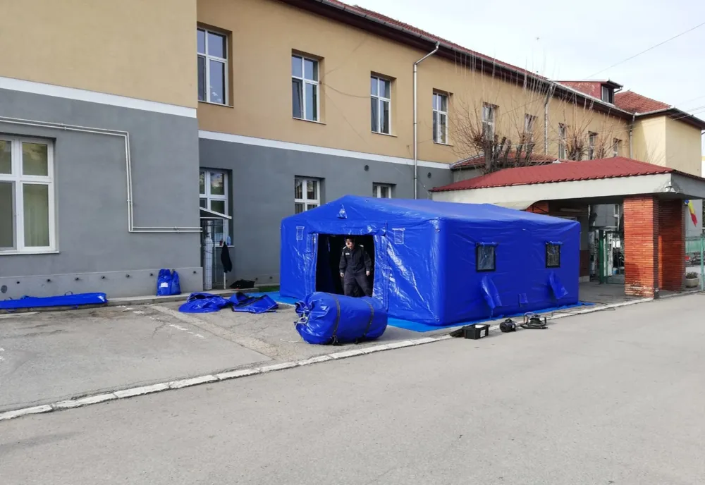 Corturi de triaj epidemiologic montate la toate unitățile spitalicești din județ