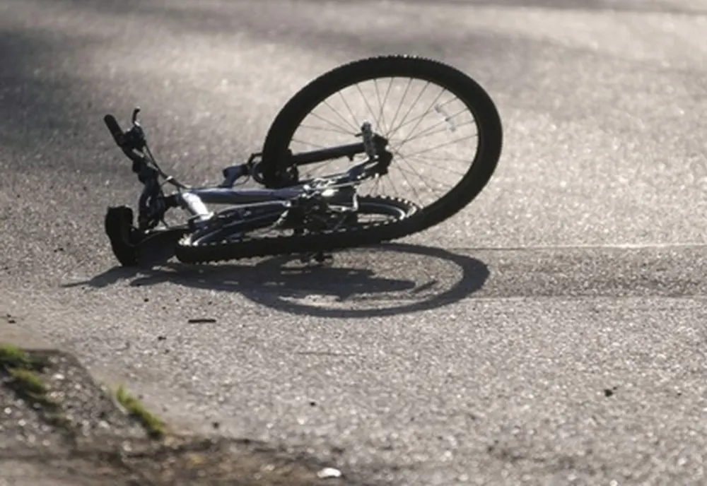 A decedat după ce a căzut cu bicicleta într-un șanț din beton