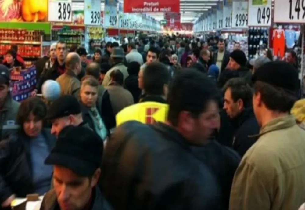 Îmbulzeală la un supermarket din Alexandria: zeci de oameni s-au călcat în picioare pentru carne de porc - VIDEO