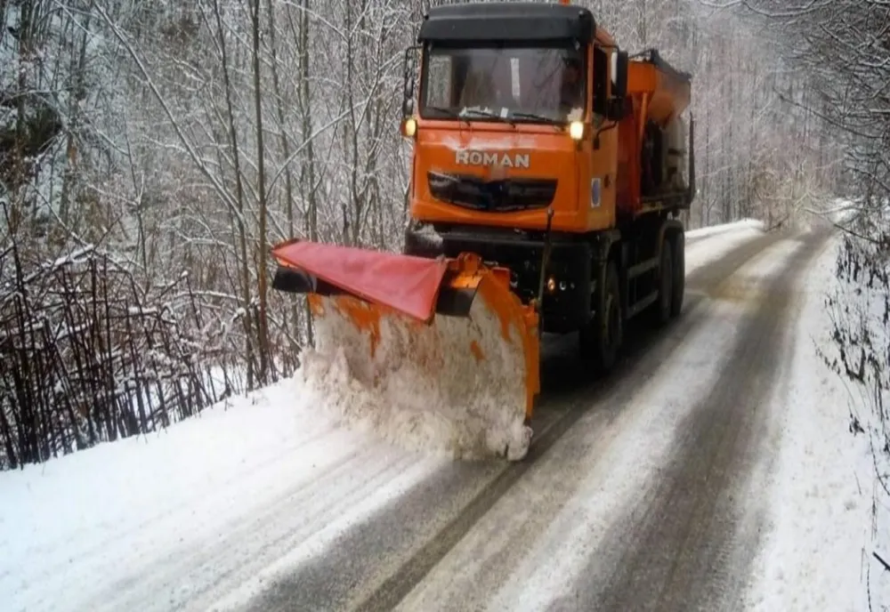 DRUMARII ACŢIONEAZĂ CU UTILAJE ŞI MATERIAL ANTIDERAPANT ÎN ZONA RÂNCA ŞI PE DN 7A
