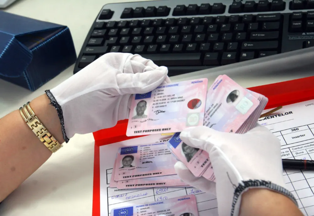 Fabrica de permise auto online. Cât costă un carnet fals pe Facebook