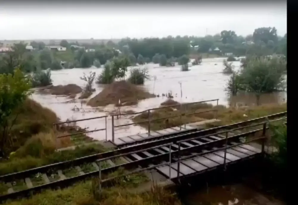 TREI DRUMURI NAȚIONALE ȘI 9 DRUMURI JUDEȚENE ÎNCHISE DIN CAUZA INUNDAȚIILOR. O LINIE DE CALE FERATĂ, DEVASTATĂ DE VIITURILE PUTERNICE
