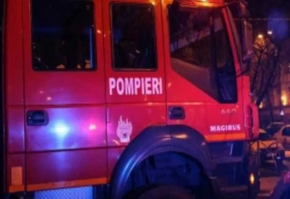 BĂRBAT DIN PRAHOVA GĂSIT CARBONIZAT DUPĂ CE ȘI-A APRINS O ȚIGARĂ. FLĂCĂRILE I-AU CUPRINS CASA ÎNTR-O CLIPĂ