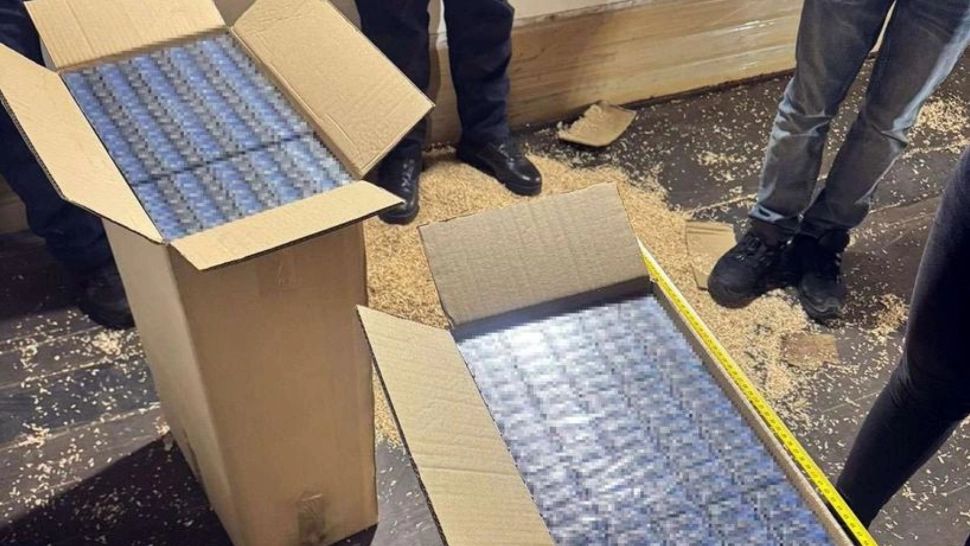 Rețea suspectată de trafic de țigări, vizată de percheziții de amploare: mascații au descins în patru județe