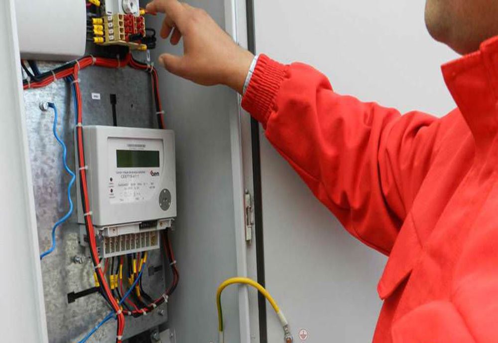 Prinşi cu branşamente ilegale la reţeaua de energie electrică! 