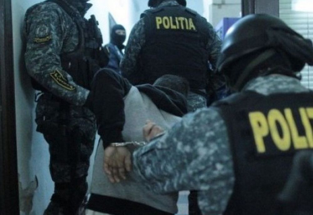 Descinderi în Teleorman, într-un dosar de trafic de ţigări. Un bărbat, arestat preventiv