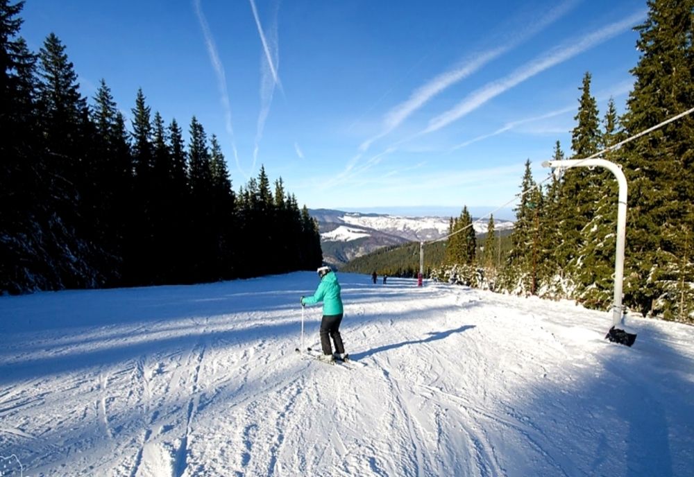 Vă plac sporturile de iarnă? Unde se poate schia în România