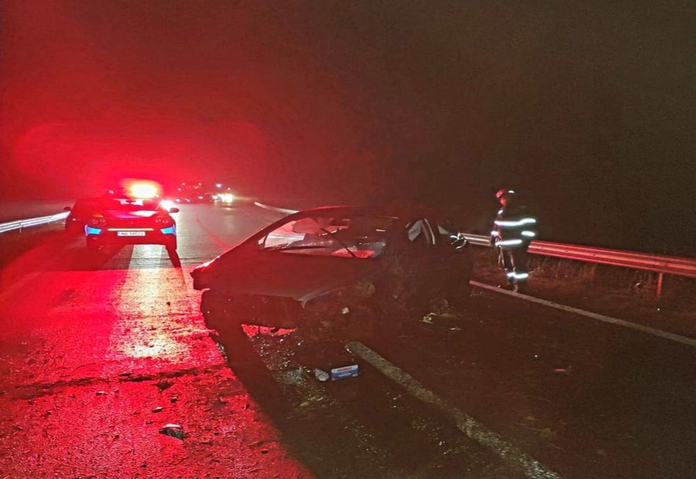 FOTO. IMPACT între două maşini, în Teleorman. Una s-a răsturnat