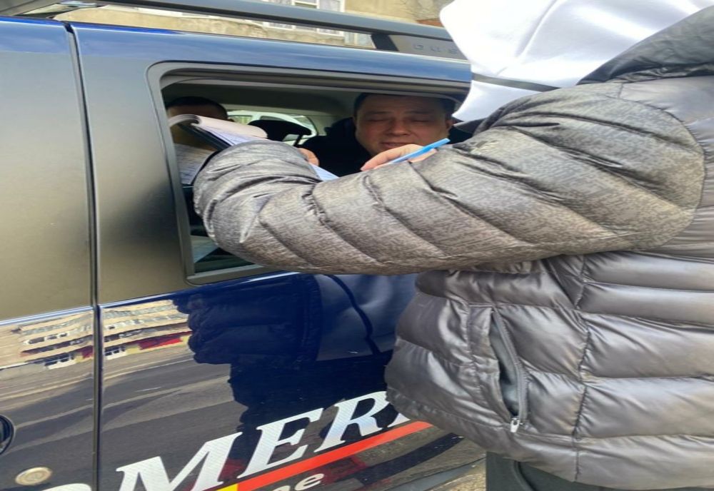 Anchetă la Jandarmeria Teleorman după apariţia unor imagini cu jandarmi care nu poartă mască, în autospecială