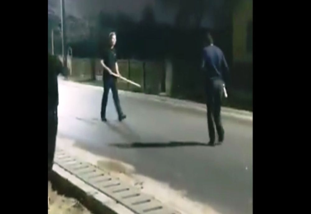 VIDEO SCANDALOS: Cum este bătut un bărbat cu parul în cap, într-o comună din Olt 