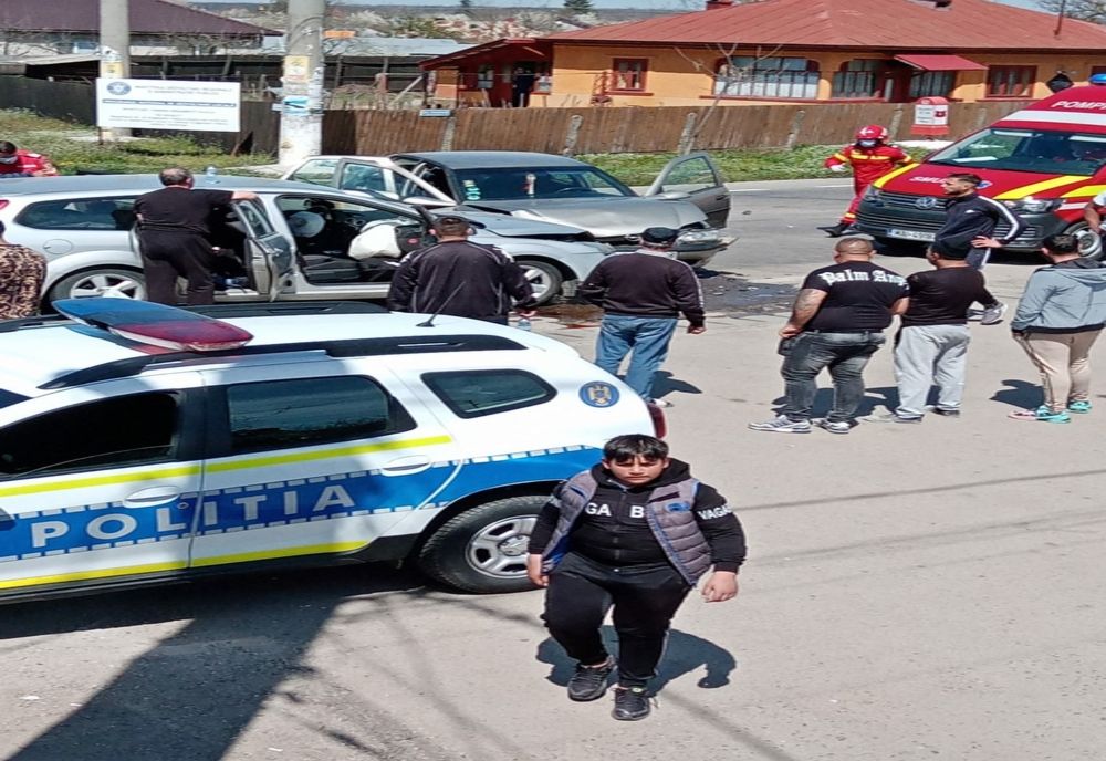 FOTO: Trei maşini implicate într-un accident, la Drăgăneşti-Vlaşca. Două persoane rănite