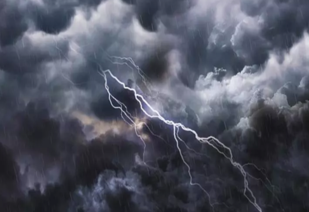 Teleorman: Două persoane lovite de un fulger, pe un câmp din Gălăteni