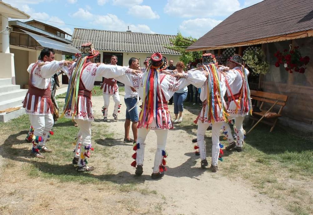 Rusaliile, darul învățăturii și călușul