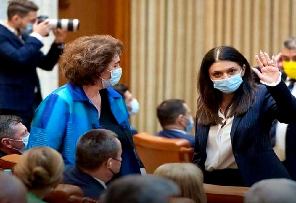 Senatorul Claudia Banu: Plimbatul cetățenilor după copii xerox trebuie să înceteze!