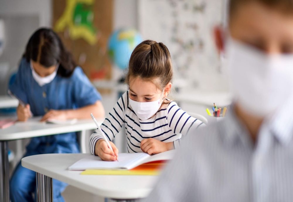 Elevă dată afară din clasă pe motiv că nu poartă corect masca de protecţie