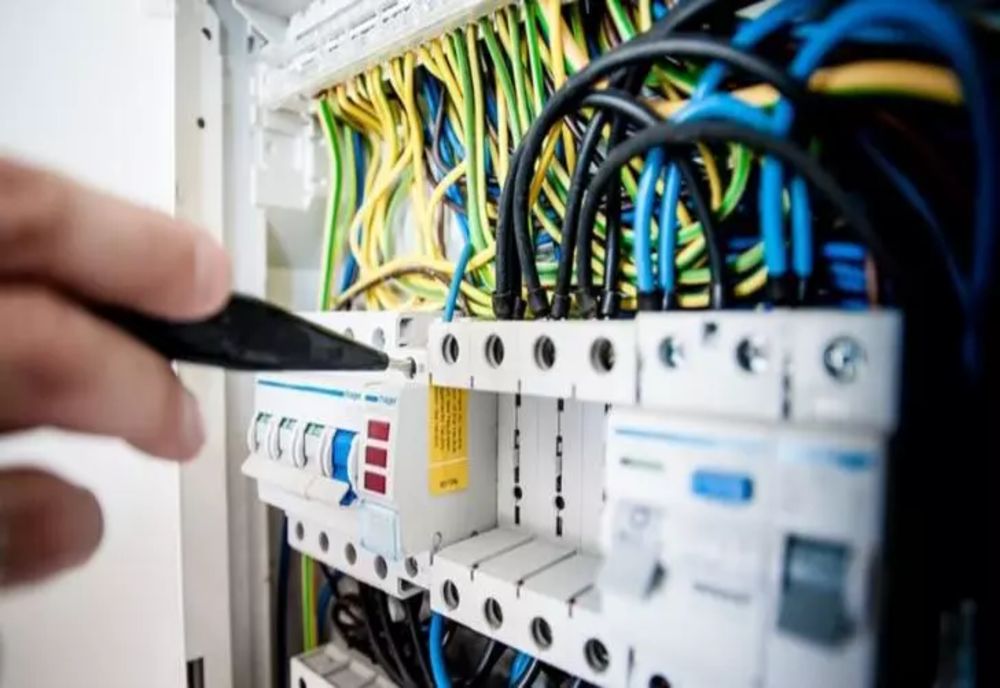 Se cere aplicarea de urgenţă a legii privind plafonarea preţului la energie