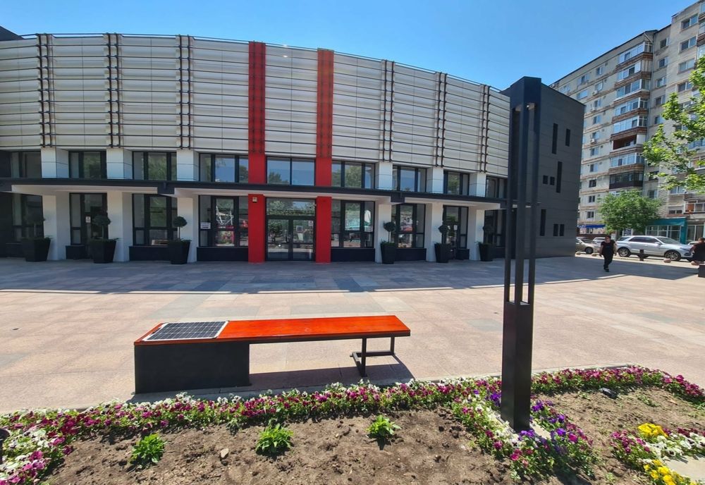 Bănci smart, cu panouri solare şi porturi USB, în mai multe puncte din Alexandria