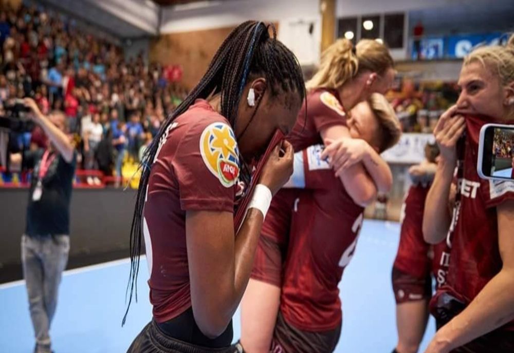 Handbalistele de la Rapid au sărbătorit victoria care le- a adus titlul de campioană a României în acest sezon