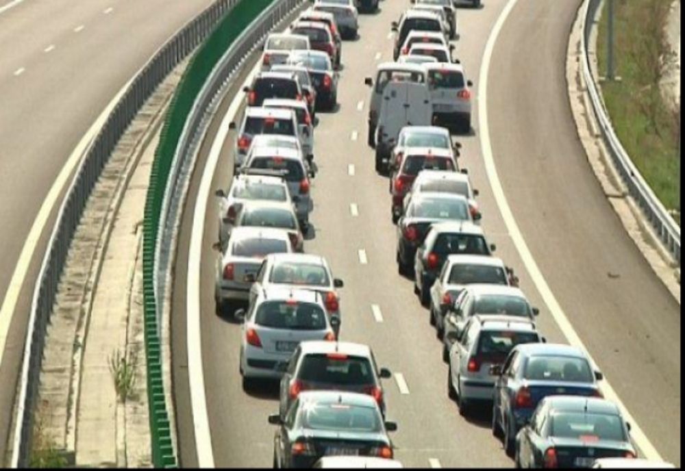 Aglomerație infernală pe Autostrada Soarelui. Șoferii circulă bară la bară