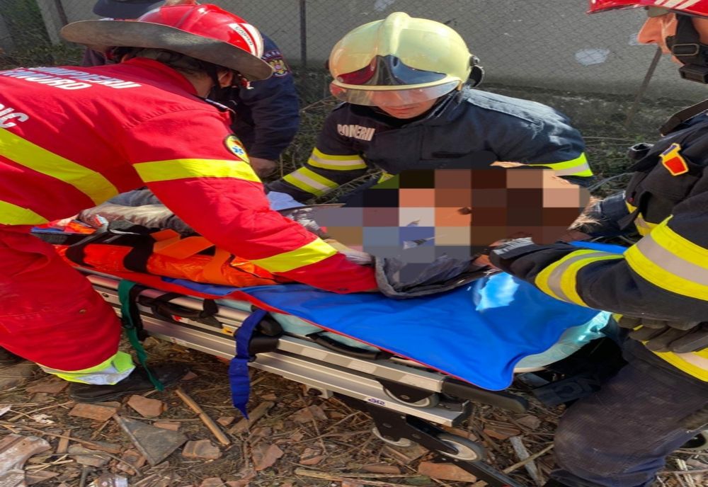 Tânăr din Teleorman, la spital după ce un perete s-a surpat pe el