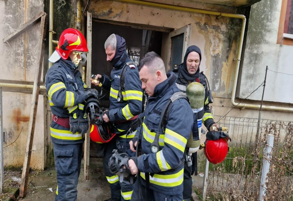 Bloc cuprins de un incendiu, în Alexandria. Focul a pornit de la subsol