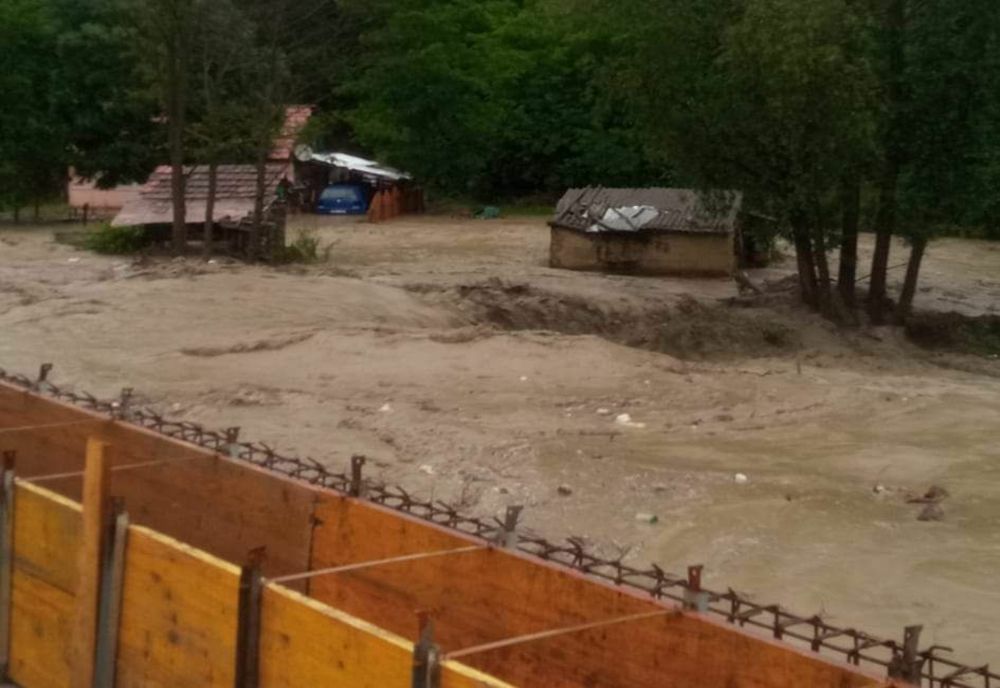 Risc de inundaţii, cu posibile depăşiri ale cotelor de apărare, pentru râuri din 13 bazine hidrografice