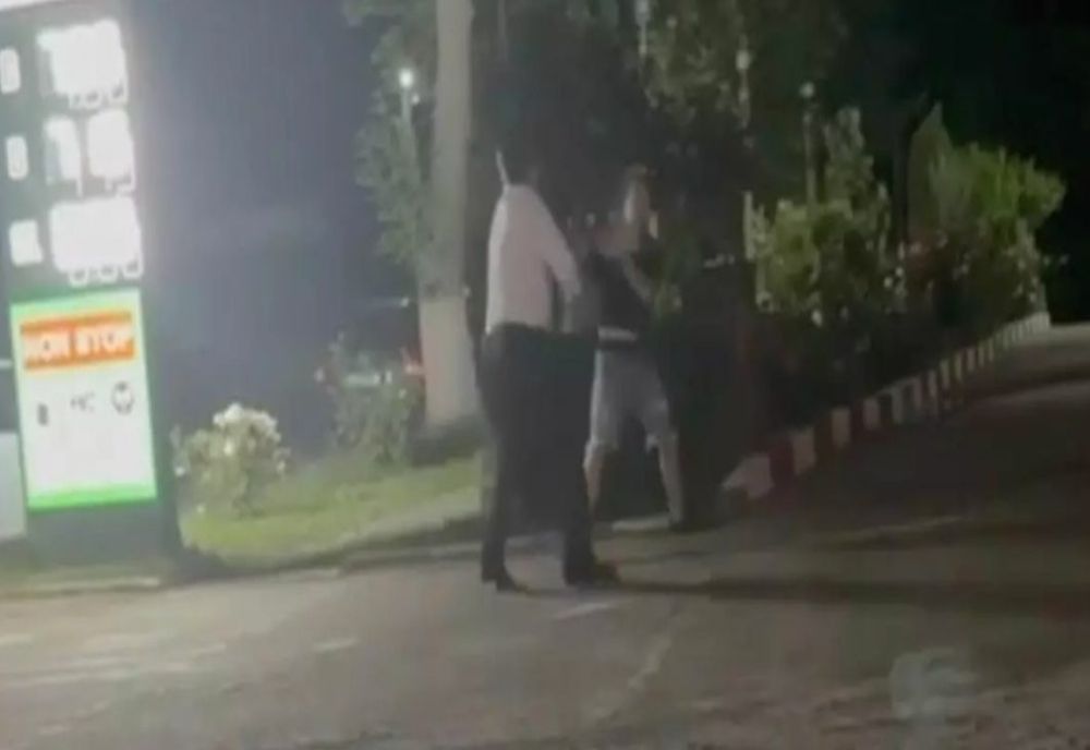 Scene ireale la Turnu Măgurele. Un consilier local PSD s-a luat la bătaie cu un elev - VIDEO