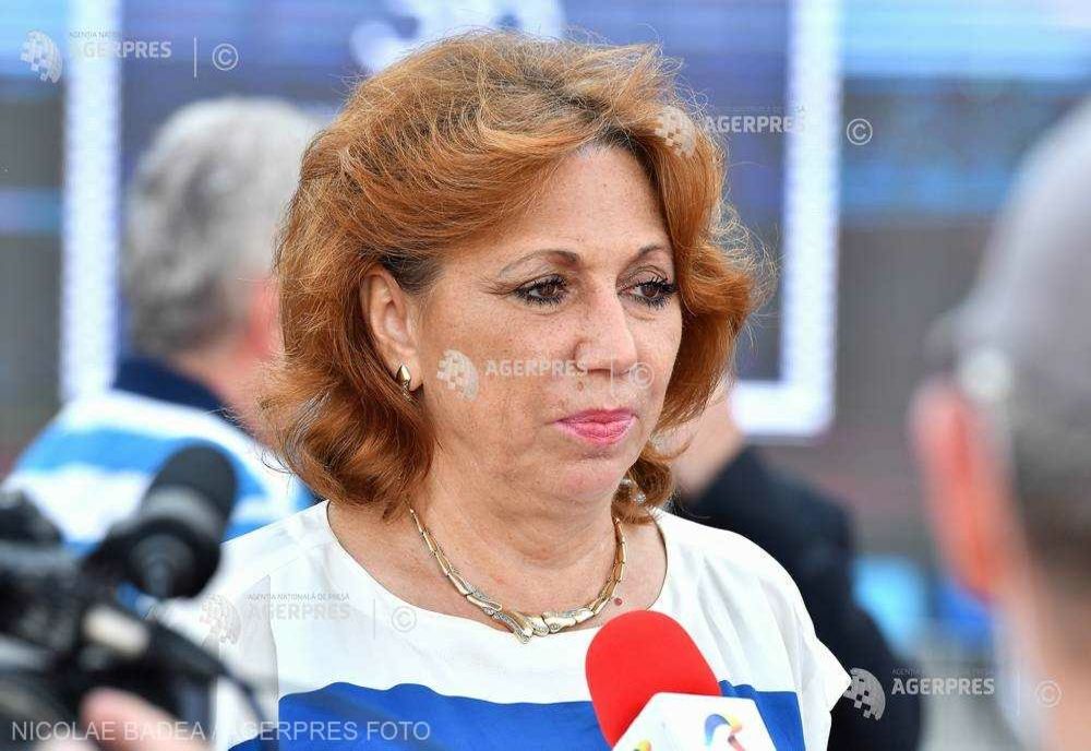 FOSTA ATLETĂ DOINA MELINTE A PRIMIT COLANUL DE AUR DIN PARTEA COSR