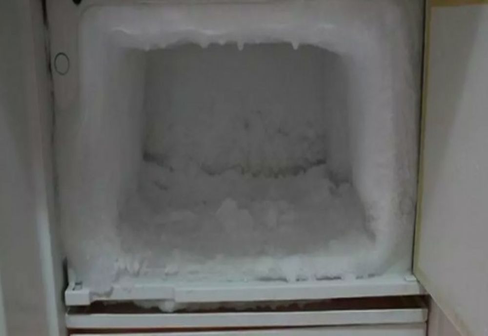 De ce îngheață frigiderul în interior iarna. Soluțiile simple și eficiente pe care toate gospodinele trebuie să le știe