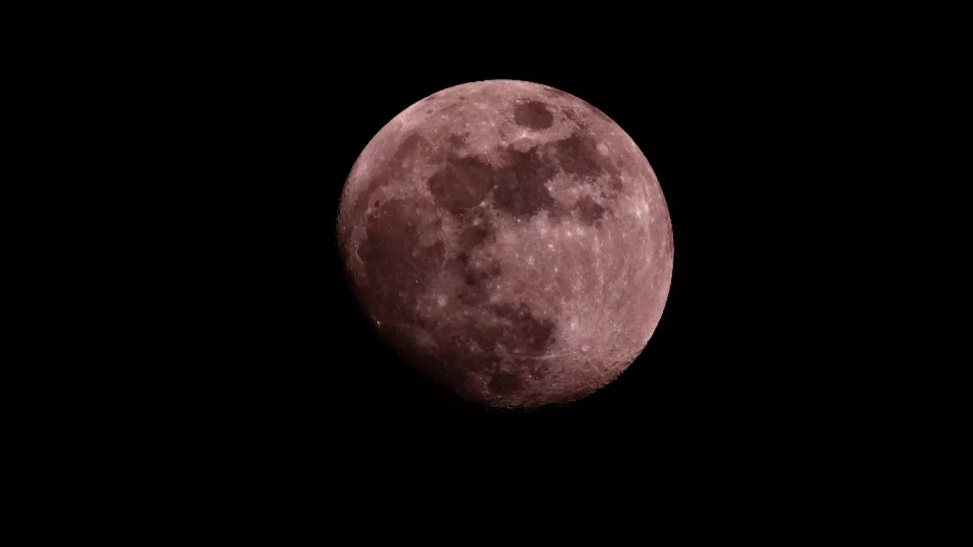 Când pot fi observate „Luna Roz” și „Luna Albastră”