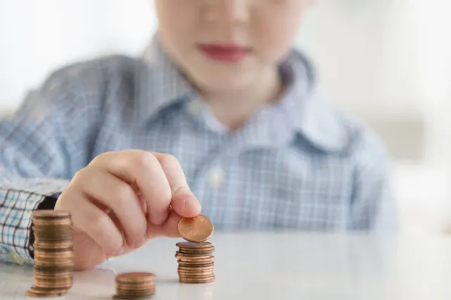 Banii intră mai devreme pentru milioane de români: când se plătesc alocațiile, indemnizațiile și drepturile persoanelor cu dizabilități