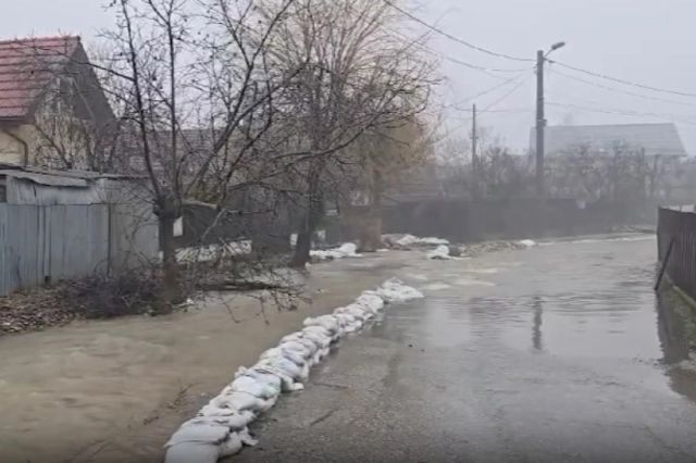 Zeci de persoane, evacuate în mai multe localități din Vrancea în urma inundațiilor
