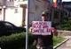 Protest în fața hotelului familiei Dragnea din Turnu Măgurele: "Caracal, oraș din județul...România!"