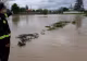 Salvare dramatică în Dâmbovița! Un bărbat a fost scos cu elicopterul din viitură după ce s-a urcat pe un excavator